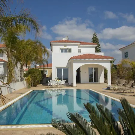 Your Beautiful Holiday Minutes From Beautiful Beaches, 1370 *