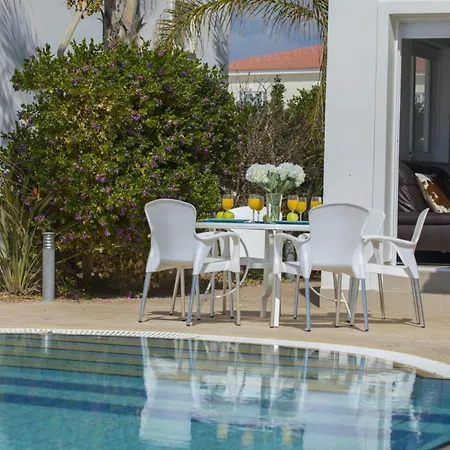 Your Beautiful Holiday Minutes From Beautiful Beaches, 1370